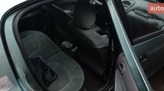 Зелений Пежо 206, об'ємом двигуна 1.36 л та пробігом 370 тис. км за 3000 $, фото 3 на Automoto.ua