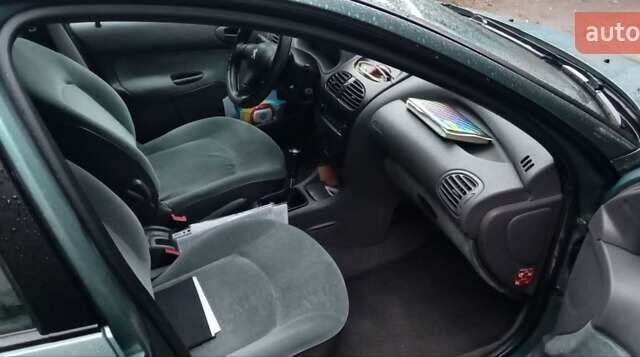 Зелений Пежо 206, об'ємом двигуна 1.36 л та пробігом 370 тис. км за 3000 $, фото 4 на Automoto.ua