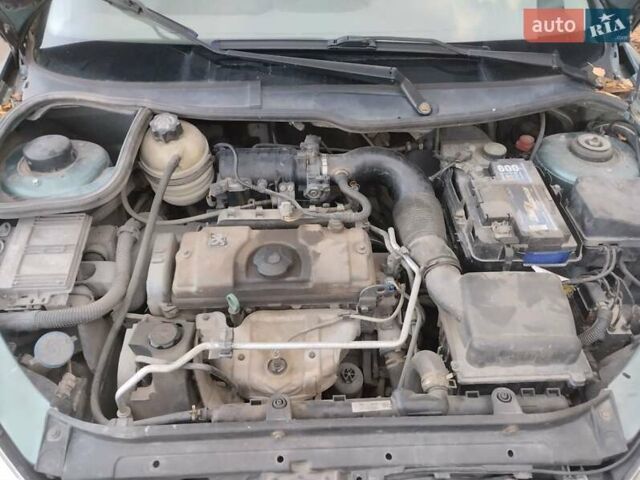 Зелений Пежо 206, об'ємом двигуна 1.36 л та пробігом 200 тис. км за 3300 $, фото 5 на Automoto.ua