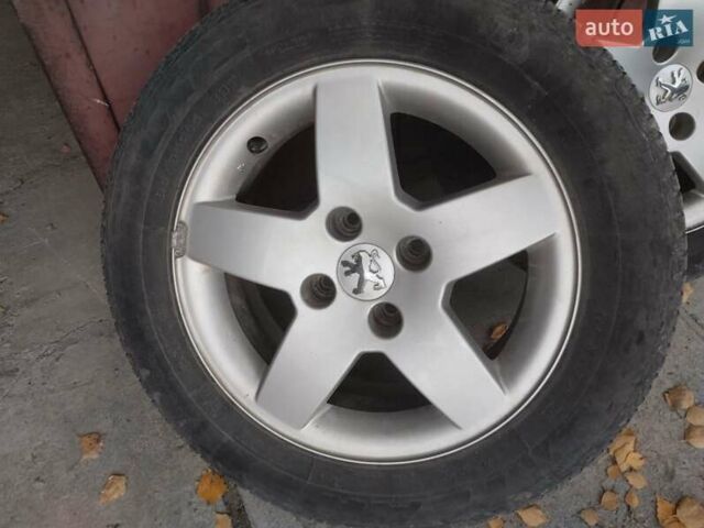 Зелений Пежо 206, об'ємом двигуна 1.36 л та пробігом 200 тис. км за 3300 $, фото 6 на Automoto.ua