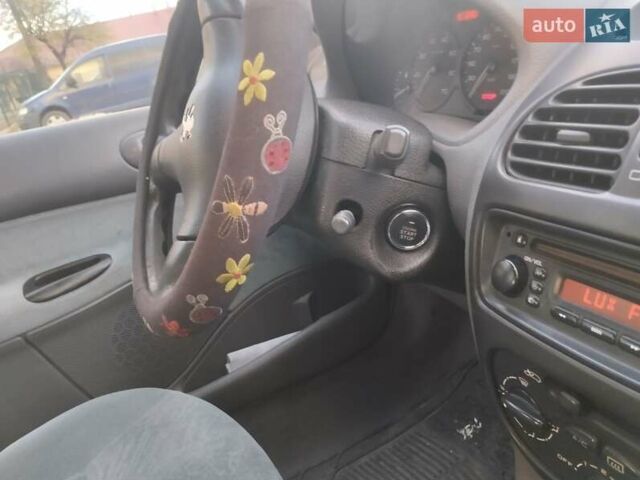 Зелений Пежо 206, об'ємом двигуна 1.36 л та пробігом 200 тис. км за 3300 $, фото 9 на Automoto.ua