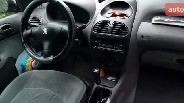 Зелений Пежо 206, об'ємом двигуна 1.36 л та пробігом 370 тис. км за 3000 $, фото 2 на Automoto.ua