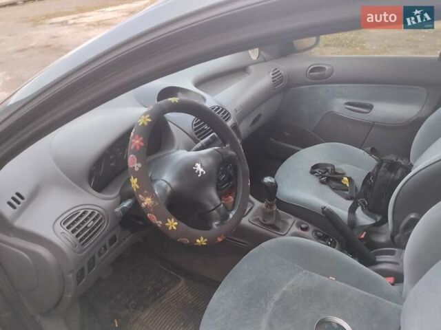 Зелений Пежо 206, об'ємом двигуна 1.36 л та пробігом 200 тис. км за 3300 $, фото 2 на Automoto.ua