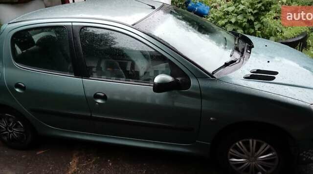 Зелений Пежо 206, об'ємом двигуна 1.36 л та пробігом 370 тис. км за 3000 $, фото 7 на Automoto.ua