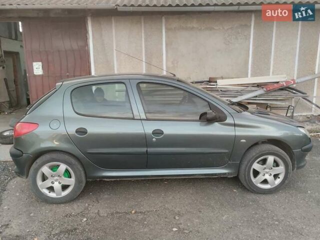Зелений Пежо 206, об'ємом двигуна 1.36 л та пробігом 200 тис. км за 3300 $, фото 7 на Automoto.ua