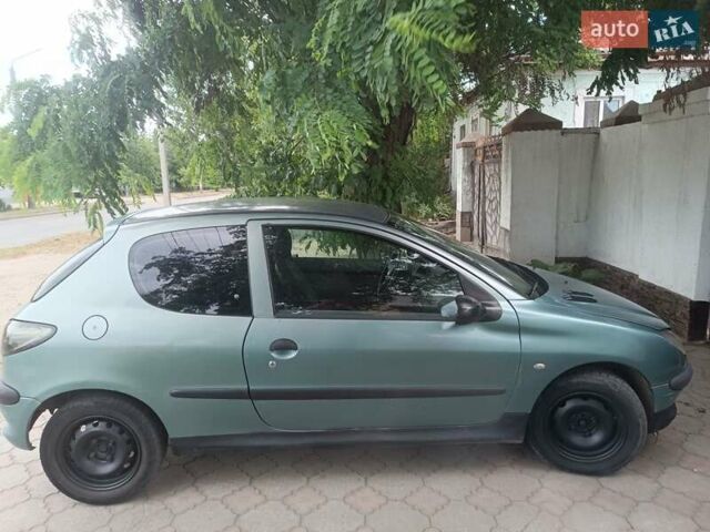 Зеленый Пежо 206, объемом двигателя 1.12 л и пробегом 280 тыс. км за 2800 $, фото 3 на Automoto.ua