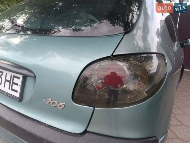 Зеленый Пежо 206, объемом двигателя 1.12 л и пробегом 280 тыс. км за 2800 $, фото 2 на Automoto.ua