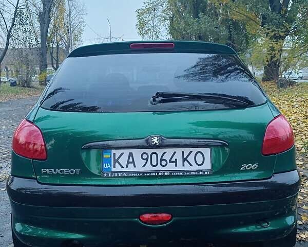 Зелений Пежо 206, об'ємом двигуна 1.36 л та пробігом 220 тис. км за 2900 $, фото 1 на Automoto.ua