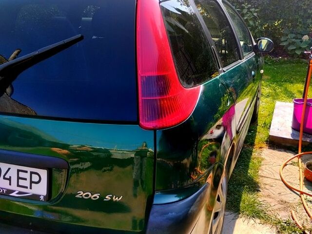 Зеленый Пежо 206, объемом двигателя 1.4 л и пробегом 243 тыс. км за 2750 $, фото 1 на Automoto.ua