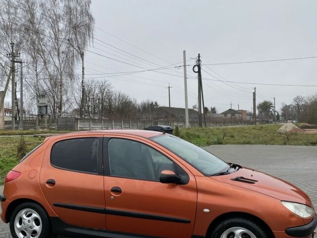 Помаранчевий Пежо 206, об'ємом двигуна 1.4 л та пробігом 143 тис. км за 2000 $, фото 1 на Automoto.ua