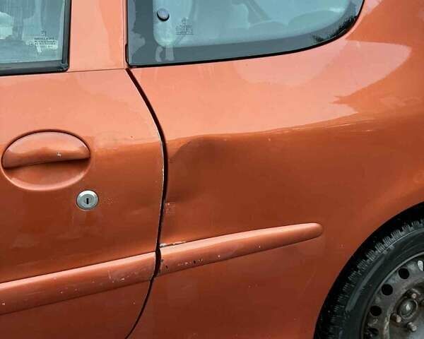 Оранжевый Пежо 206, объемом двигателя 1.12 л и пробегом 272 тыс. км за 1700 $, фото 5 на Automoto.ua