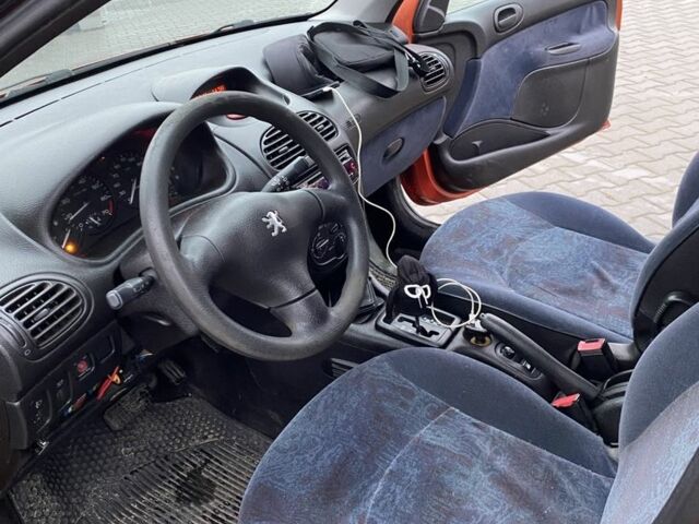 Помаранчевий Пежо 206, об'ємом двигуна 1.4 л та пробігом 143 тис. км за 2000 $, фото 5 на Automoto.ua