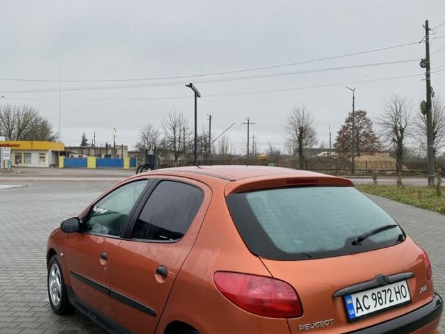 Помаранчевий Пежо 206, об'ємом двигуна 1.4 л та пробігом 143 тис. км за 2000 $, фото 3 на Automoto.ua