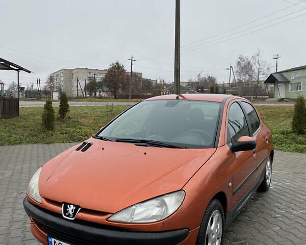Помаранчевий Пежо 206, об'ємом двигуна 1.36 л та пробігом 143 тис. км за 2000 $, фото 4 на Automoto.ua