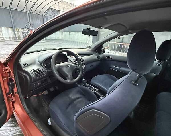 Оранжевый Пежо 206, объемом двигателя 1.12 л и пробегом 272 тыс. км за 1700 $, фото 3 на Automoto.ua