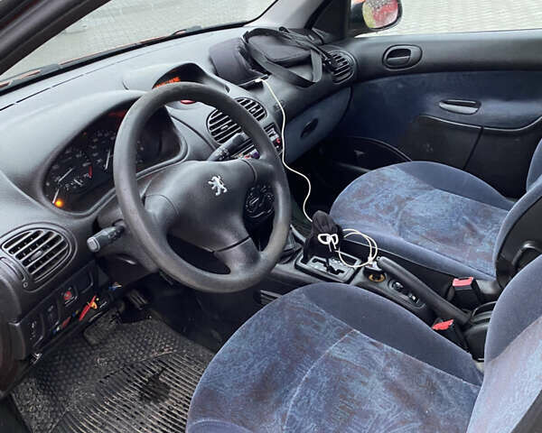 Помаранчевий Пежо 206, об'ємом двигуна 1.36 л та пробігом 143 тис. км за 2000 $, фото 5 на Automoto.ua