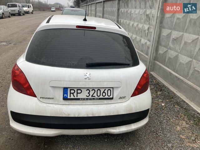 Белый Пежо 207, объемом двигателя 1.4 л и пробегом 135 тыс. км за 2250 $, фото 7 на Automoto.ua