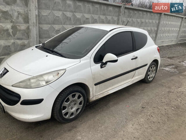 Белый Пежо 207, объемом двигателя 1.4 л и пробегом 135 тыс. км за 2250 $, фото 1 на Automoto.ua