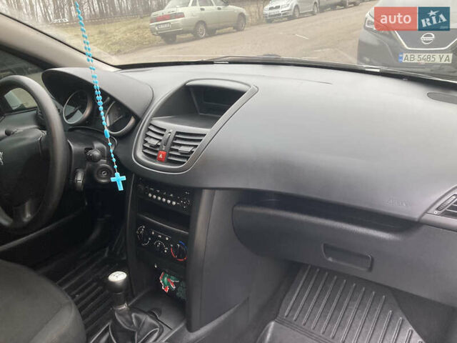 Белый Пежо 207, объемом двигателя 1.4 л и пробегом 135 тыс. км за 2250 $, фото 3 на Automoto.ua