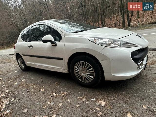 Белый Пежо 207, объемом двигателя 1.36 л и пробегом 320 тыс. км за 3800 $, фото 2 на Automoto.ua