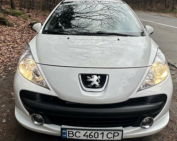 Белый Пежо 207, объемом двигателя 1.36 л и пробегом 320 тыс. км за 3800 $, фото 1 на Automoto.ua