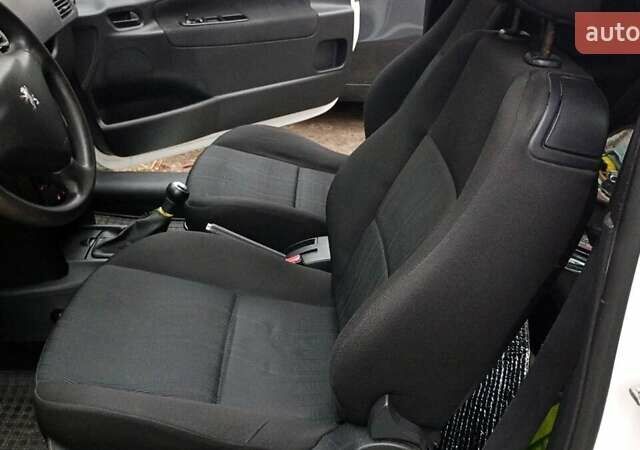 Белый Пежо 207, объемом двигателя 1.4 л и пробегом 205 тыс. км за 3500 $, фото 13 на Automoto.ua