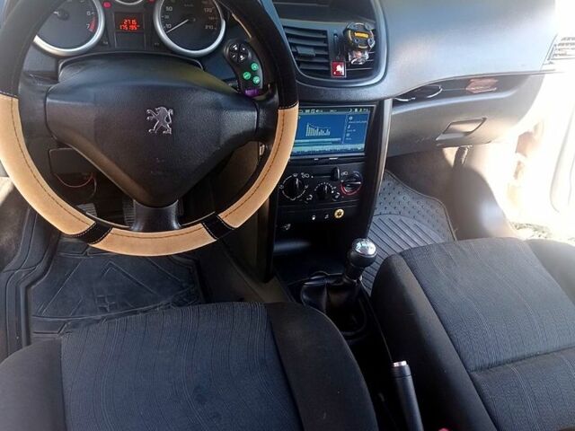 Белый Пежо 207, объемом двигателя 1.4 л и пробегом 167 тыс. км за 4500 $, фото 1 на Automoto.ua