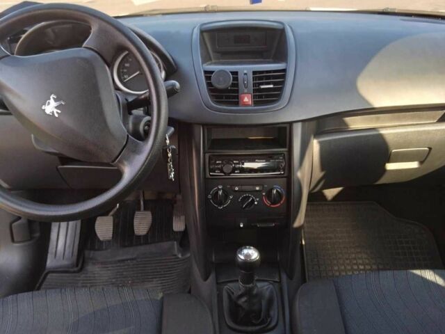 Белый Пежо 207, объемом двигателя 1.4 л и пробегом 160 тыс. км за 4500 $, фото 3 на Automoto.ua