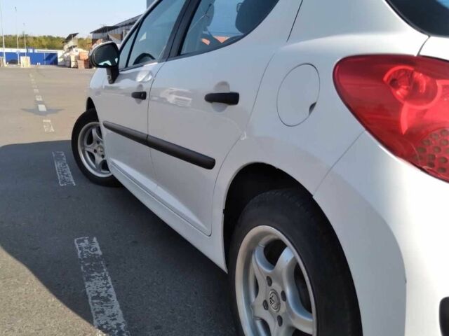 Белый Пежо 207, объемом двигателя 1.4 л и пробегом 160 тыс. км за 4500 $, фото 7 на Automoto.ua