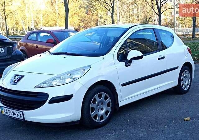 Белый Пежо 207, объемом двигателя 1.4 л и пробегом 205 тыс. км за 3500 $, фото 2 на Automoto.ua
