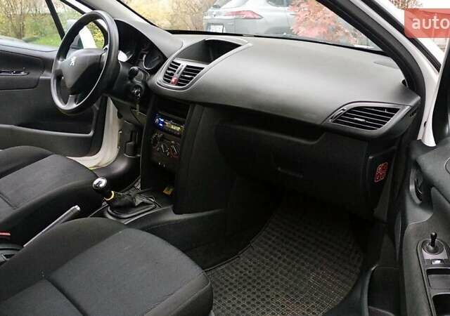 Белый Пежо 207, объемом двигателя 1.4 л и пробегом 205 тыс. км за 3500 $, фото 16 на Automoto.ua