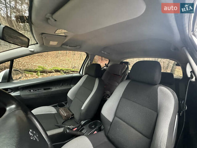 Белый Пежо 207, объемом двигателя 1.36 л и пробегом 320 тыс. км за 3800 $, фото 4 на Automoto.ua