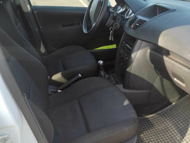 Белый Пежо 207, объемом двигателя 1.4 л и пробегом 160 тыс. км за 4500 $, фото 4 на Automoto.ua