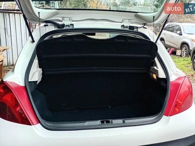 Белый Пежо 207, объемом двигателя 1.4 л и пробегом 205 тыс. км за 3500 $, фото 18 на Automoto.ua