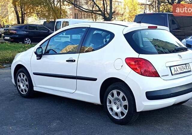 Белый Пежо 207, объемом двигателя 1.4 л и пробегом 205 тыс. км за 3500 $, фото 4 на Automoto.ua