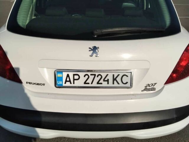 Белый Пежо 207, объемом двигателя 1.4 л и пробегом 160 тыс. км за 4500 $, фото 1 на Automoto.ua