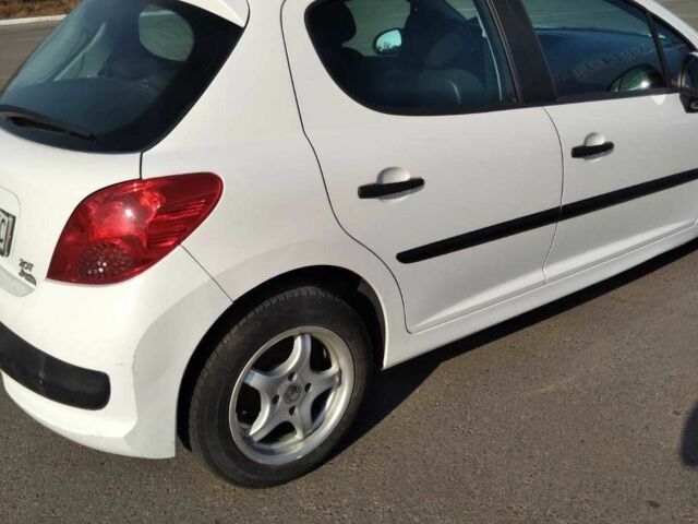 Белый Пежо 207, объемом двигателя 1.4 л и пробегом 160 тыс. км за 4500 $, фото 8 на Automoto.ua