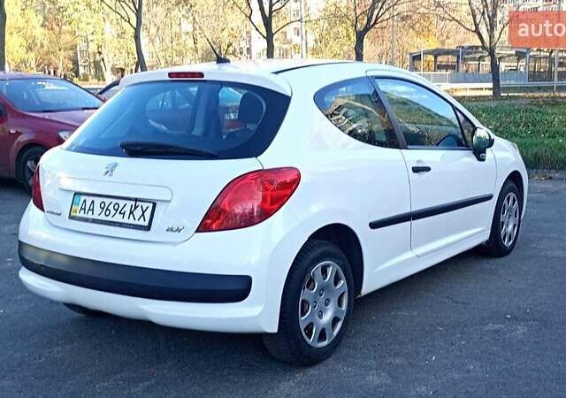 Белый Пежо 207, объемом двигателя 1.4 л и пробегом 205 тыс. км за 3500 $, фото 6 на Automoto.ua