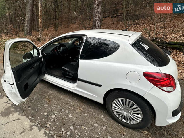 Белый Пежо 207, объемом двигателя 1.36 л и пробегом 320 тыс. км за 3800 $, фото 3 на Automoto.ua