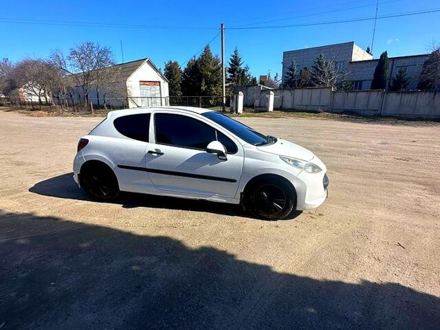 Белый Пежо 207, объемом двигателя 1.4 л и пробегом 0 тыс. км за 4100 $, фото 5 на Automoto.ua