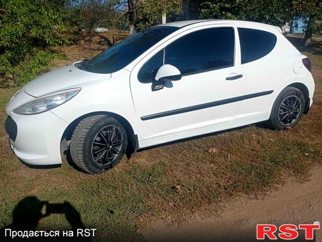 Белый Пежо 207, объемом двигателя 1.4 л и пробегом 167 тыс. км за 4500 $, фото 2 на Automoto.ua