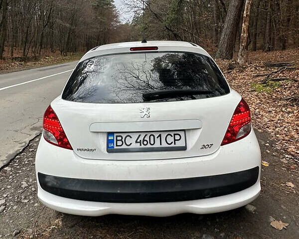Белый Пежо 207, объемом двигателя 1.36 л и пробегом 320 тыс. км за 3800 $, фото 8 на Automoto.ua