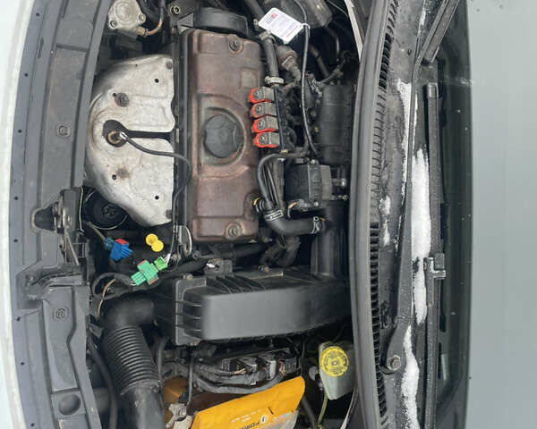 Белый Пежо 207, объемом двигателя 1.4 л и пробегом 445 тыс. км за 2850 $, фото 14 на Automoto.ua