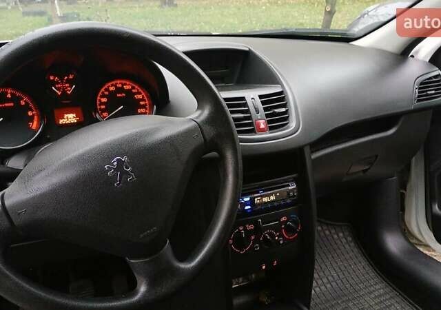 Белый Пежо 207, объемом двигателя 1.4 л и пробегом 205 тыс. км за 3500 $, фото 14 на Automoto.ua