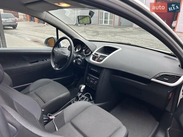 Белый Пежо 207, объемом двигателя 1.36 л и пробегом 164 тыс. км за 4700 $, фото 13 на Automoto.ua