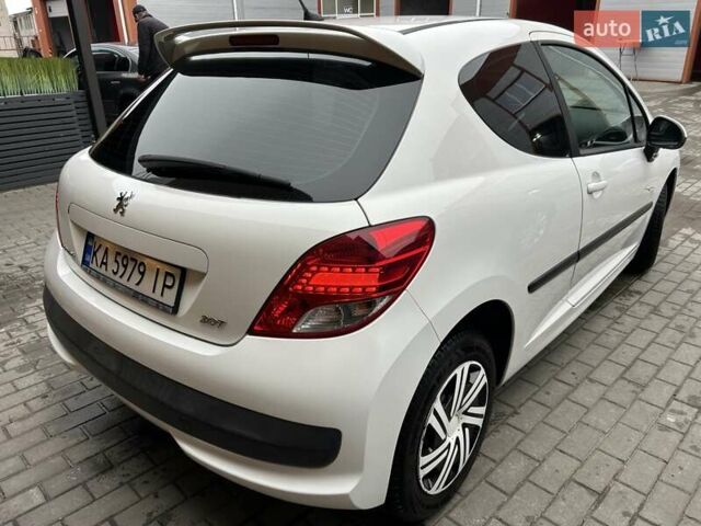 Белый Пежо 207, объемом двигателя 1.36 л и пробегом 164 тыс. км за 4700 $, фото 6 на Automoto.ua