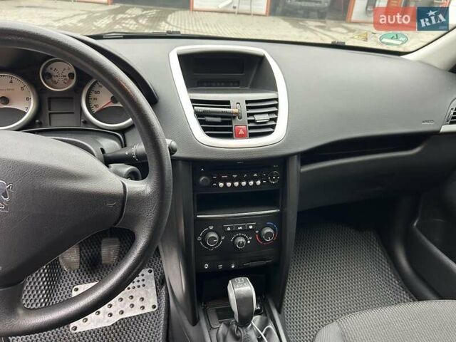 Белый Пежо 207, объемом двигателя 1.36 л и пробегом 164 тыс. км за 4700 $, фото 18 на Automoto.ua