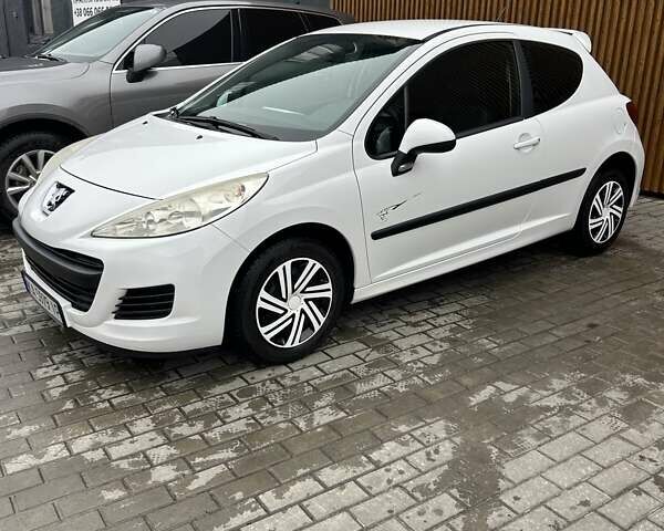 Белый Пежо 207, объемом двигателя 1.36 л и пробегом 164 тыс. км за 4700 $, фото 3 на Automoto.ua