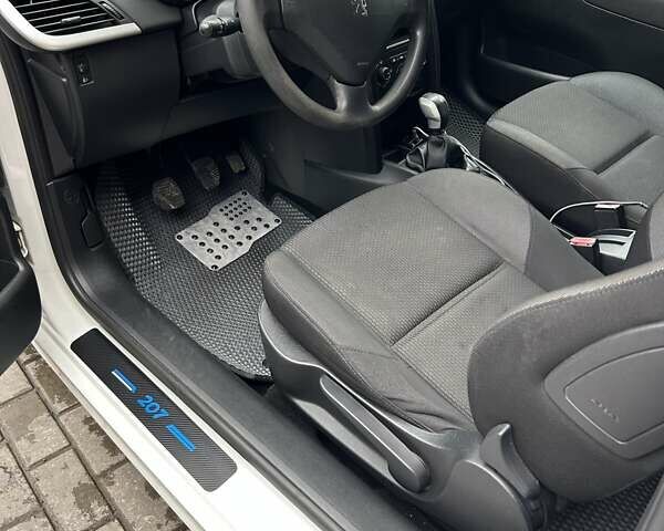 Белый Пежо 207, объемом двигателя 1.36 л и пробегом 164 тыс. км за 4700 $, фото 15 на Automoto.ua