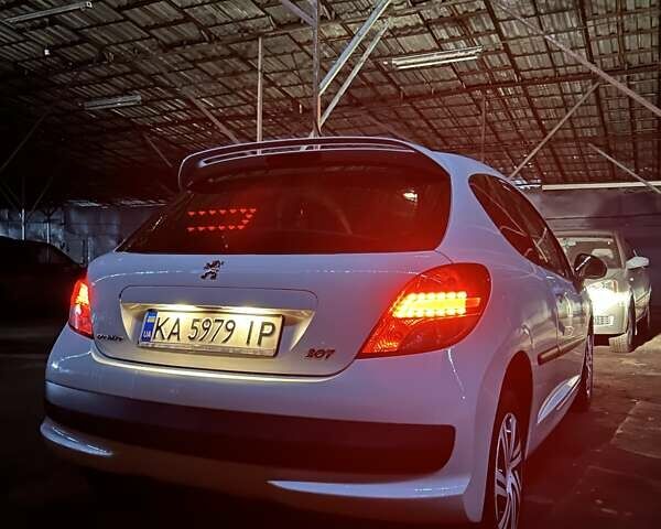 Белый Пежо 207, объемом двигателя 1.36 л и пробегом 164 тыс. км за 4700 $, фото 7 на Automoto.ua